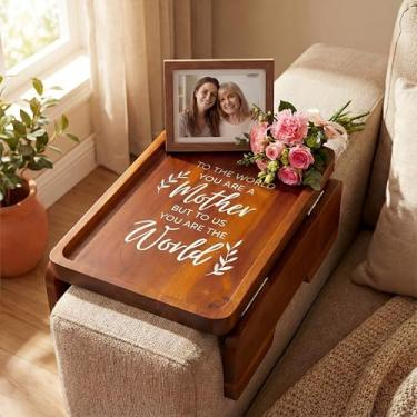Imagem de Kathfly Bandeja de suporte de sofá, mesa de braço de acácia com placa de presente para mãe, 35 x 24 cm, bandeja com clipe para sofás, poltrona dobrável com dobradiça dupla, mesa para comer, bebidas