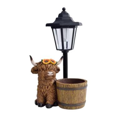 Imagem de IEUDNS Decoração de estátua de vaca Terras Altas com luzes solares, lâmpada de paisagem, ornamento moderno de escultura animal para pátio, jardim, Balde de Madeira