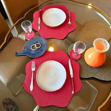Imagem de Jogo Americano Redondo Sousplat, 8 Lugares com Porta Copos, Vermelho Bordô, Estilo Matelassê Para Mesa Posta