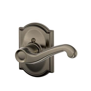 Imagem de Maçaneta de mão direita com acabamento Camelot trava não giratória, estanho antigo (F170 FLA 620 CAM RH)