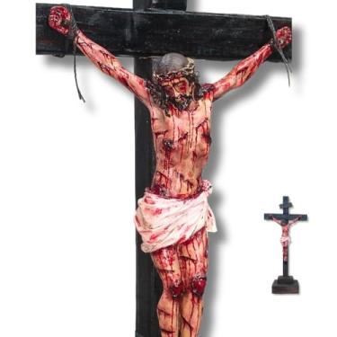 Imagem de Crucifixo Realista de mesa e parede, resina e madeira.