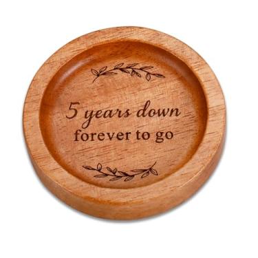 Imagem de Pequenas bandejas redondas de madeira para decoração, presente de casamento de aniversário de 5 anos para ela, presentes de madeira de 5º aniversário para marido, anel de casamento gravado para casais