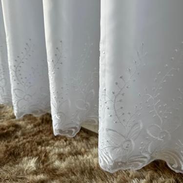 Imagem de Cortina Bordada Voil Voal Com Forro Microfibra Leve 4,00x2,40 (S.Branco)