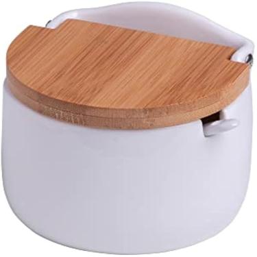 Imagem de Saleiro com ceramica branca, tampa bambu, colher, temperos e alimentos, artesanal
