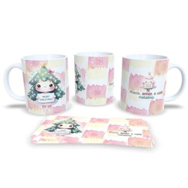 Imagem de Caneca de Natal Mágica com Árvore de Natal Decorada, Porcelana Branca, Design Aquarela em Verde e Rosa, Mensagem Festiva em Português (15789)