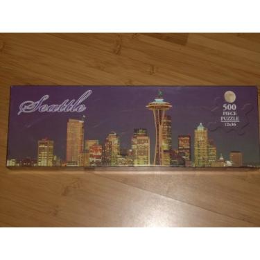 Imagem de Quebra-cabeça do horizonte noturno com lua cheia PANORAMIC da SEATTLE de 500 peças 30,4 cm x 91,4 cm por John Hinde – Space Needle iluminada e bandeira verde voadora