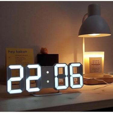 Imagem de Relógio Digital 3D LED para Parede e Mesa - Design Moderno com Luz Noturna, Decoração de Ambiente, Ideal para Sala, Quarto e Escritório (Branca)