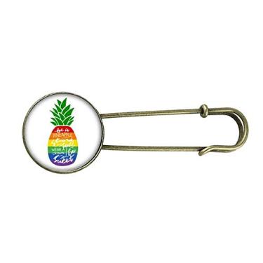 Imagem de Broche de metal retrô com citação da bandeira LGBT da PineFruit