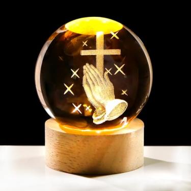 Imagem de Ornalrist Bola de cristal 3D para mãos rezando, presentes religiosos para mulheres, amigas, mães - Esfera de 6 cm gravada com mão 3D segurando uma cruz estatueta decoração com base de luz LED de