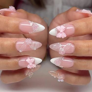 Imagem de Pregos postiços de ponta francesa branca de amêndoa média com laço 3D flor pérola berloque desenhos de unhas de primavera prensa cola brilhante nas unhas borboleta unhas postiças rosa vara nas unhas