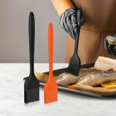 Imagem de Pacote com 2 pincéis de silicone resistentes ao calor para pastelaria para espalhar molho de manteiga e óleo marinadas para churrasco, churrasco, cozinhar na cozinha (preto + laranja)
