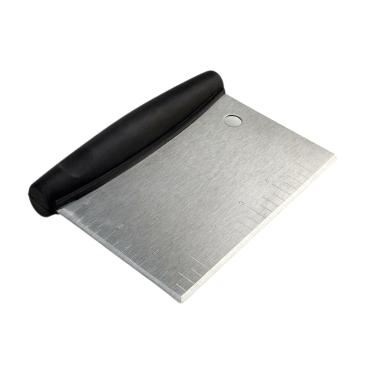 Imagem de YBTMG Grelha multiuso de aço inoxidável para churrasqueira externa, raspador de churrasco de topo plano para chapa Blackstone, cortador de massa com orifício para pendurar e marca de escala