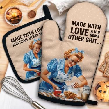 Imagem de ZHANTUONE Feito com amor e alguns outros Sxxt Conjunto engraçado de luvas de forno resistentes ao calor e suportes de panela com silicone antiderrapante, utensílios de cozinha retrô para dona de casa