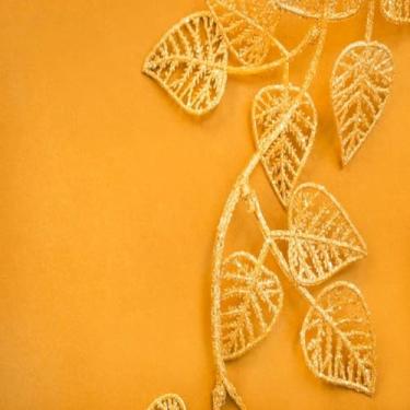 Imagem de Quadro Decorativo Golden Garland Yellow – Arte em Fundo Amarelo com Detalhes Dourados para Sala Quarto Escritório 40x40cm