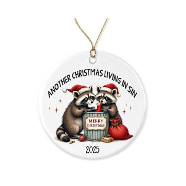 Imagem de ZoZi9xDesigns Another Christmas Living in Sin - Casal de guaxinim - Enfeite de Natal de guaxinim - Aniversário - Enfeite de Natal de cerâmica - Lembrança de Natal impressa em ambos os lados