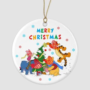 Imagem de VPDande22 Enfeite de cerâmica com desenho animado de urso feliz Natal, mel e amigos, decoração fofa para pendurar no feriado inspirado em desenho animado de urso estilo Pooh, presente de enfeite de