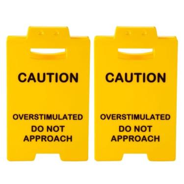 Imagem de Lyreh 2 Peças Mini Placa Advertência para Mesa, Acrílico Engraçado Escritório Placa de Advertência Não se Aproximar Pessoas Superexcitadas para Sala de Estudo Mesa Escritório (Amarelo)