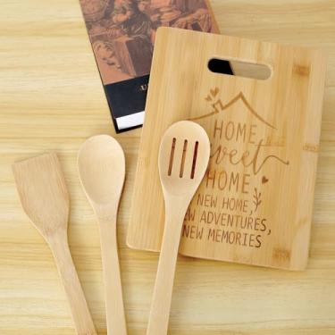 Imagem de DJAPWPX Conjunto de tábua de corte e utensílios, conjunto de utensílios de cozinha de bambu, tábua decorativa com colher de sopa, espátula com fenda, conjunto de utensílios de cozinha para presentes e
