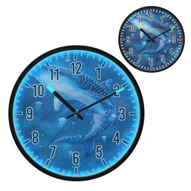 Imagem de Relógio de parede com luz noturna LED que brilha no escuro e ativado por voz, design silencioso de baleia azul de 30,5 cm, operado por bateria para decoração de quarto e sala de estar (418)