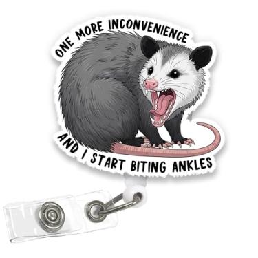 Imagem de VOTANTA One More Inconvenience and I Start Biting Tornozelos Carretel de crachá, engraçado humor gambá dizendo suporte de crachá durável com clipe retrátil presentes para estudantes de enfermagem RN