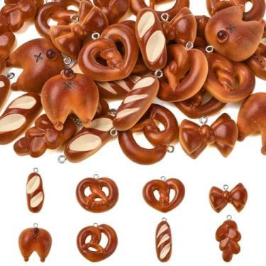 Imagem de Stiesy 32 pingentes de resina de pão, 8 estilos imitação de pingentes de pretzel de comida a granel para fazer joias com tema de padaria faça você mesmo, chaveiro, pingente de bolsa, artesanato