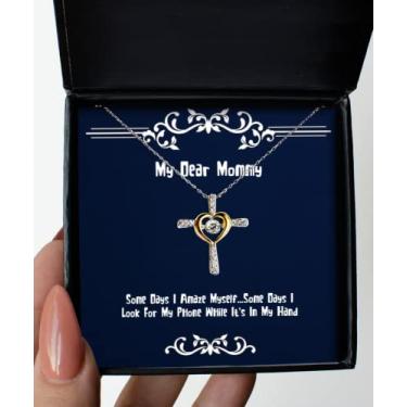 Imagem de SpreadPassion Presentes de mamãe mordida, alguns dias I Amaze Myself. Some Days I Look for My Phone While It's in My, Colar Útil de Natal com Cruz Dançando da Mãe