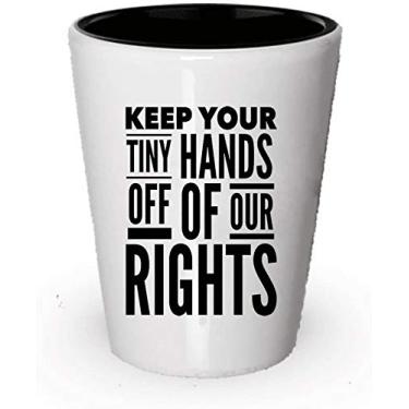 Imagem de Mantenha suas pequenas mãos longe dos nossos direitos – copo feminino de marcha – ideia de presente para a feminista em sua vida – Anti-Trump (6)