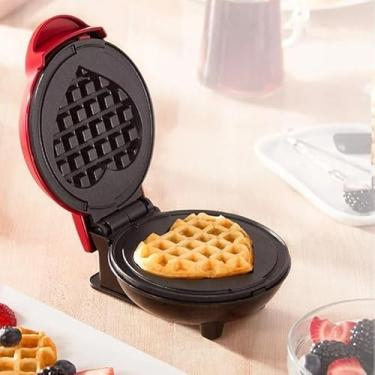 Imagem de Mini Máquina de Waffle de Coração Elétrica Antiaderente 220V — Faça Waffles Quentes, Rápidos e Perfeitos em Casa, Prática, Compacta, Ideal para Cafés da Manhã, Lanches e Festas