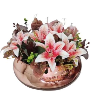 Imagem de Arranjo Flores Lírios Rosa e Folhagem Verde Vaso Rosé Gold - La Caza S