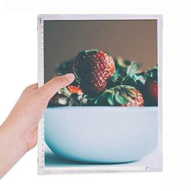 Imagem de Caderno de fotos de frutas com foto de morango fresco com folhas soltas e diário recarregável