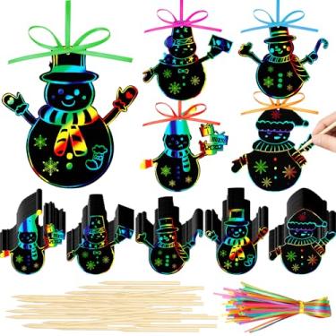Imagem de Fuutreo 100 peças de raspadinhas de boneco de neve de Natal, marcadores de livro de cores arco-íris, ornamentos de inverno, Natal, raspadinhas, kits de artesanato com palitos e fita para lembrancinhas