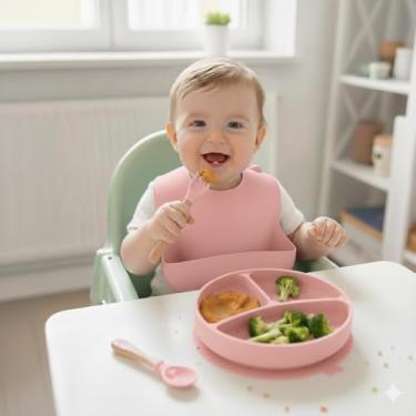 Imagem de Kit Bebê Premium em Silicone – Prato com Divisórias + Babador Coletor + Talheres de Madeira | Antiderrapante, Seguro e Fácil de Limpar (Rosa Claro Pratinho)