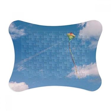 Imagem de Moldura de quebra-cabeça de pipa com nuvens brancas e céu azul enfeite de quebra-cabeça