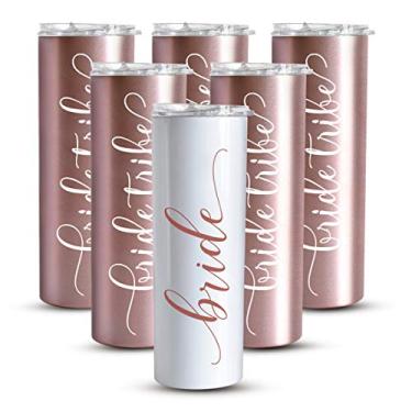 Imagem de Copos de vinho Bride to Be Skinny | Tribo da noiva de 590 ml em aço inoxidável | Presentes de noivado, casamento, damas de honra, canecas de despedida de solteira, artigos e jogos | Copos de ouro rosa skinny isolado