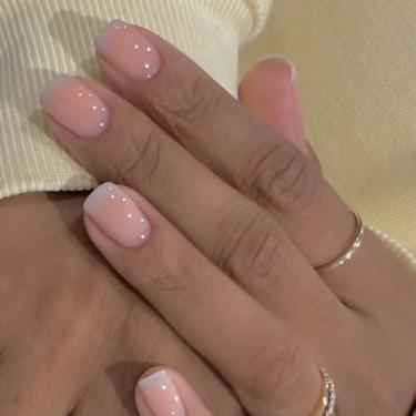 Imagem de Unhas postiças curtas quadradas francesas com design ombré simples, cobertura completa, cola artificial em bastão falso para mulheres, 24 peças