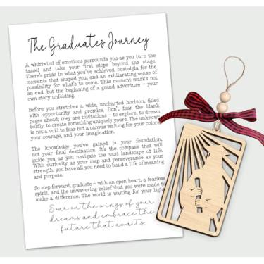 Imagem de Ornamento de silhueta de graduação - cartão de história da jornada do graduado - design retangular de madeira com diploma de graduação - símbolo de orgulho ambição e esperança - lembrança