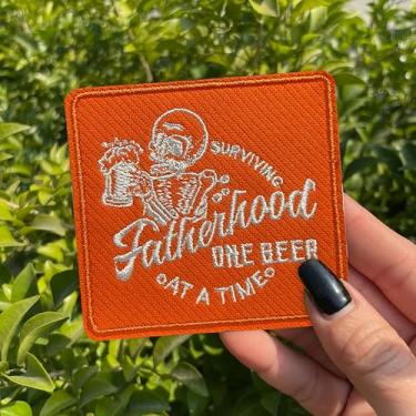 Imagem de Remendo Surviving Fatherhood One Beer at a Time, 7,6 cm, engraçado, esqueleto, papai, cerveja, citação, Dia dos Pais, passar a ferro, costurar, tecido bordado, apliques para caminhoneiros, roupas