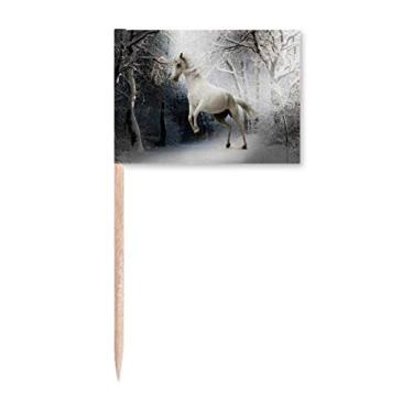 Imagem de Decoração de festa com bandeira de palito de dente com cenário natural e cavalo branco
