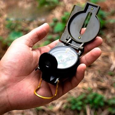 Imagem de Bússola Militar Lensática De Marcha Com Caixa Metálica Com Visor E Mostrador Luminoso Ideal Para Navegação Em Trilhas Bússola Com Ampliação Para Mapas E Campo Com Indicador De Direção