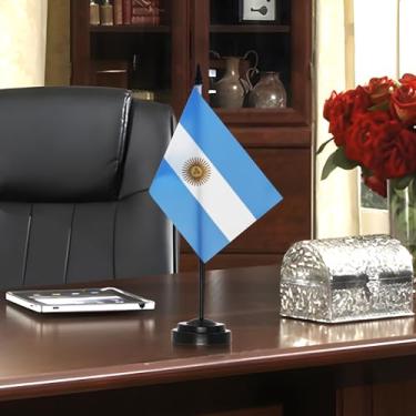 Imagem de Conjunto de bandeiras de mesa Argentina Deluxe - 15 x 10 cm bandeira argentina em miniatura com mastro sólido de 30 cm - Cor vívida e resistente ao desbotamento - Base preta e topo de lança