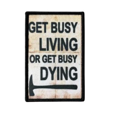 Imagem de Remendos engraçados com estampa punk, fique ocupado vivendo ou fique ocupado morrendo tático emblema com gancho e laço costurados para roupas, vestidos, chapéus, bolsas