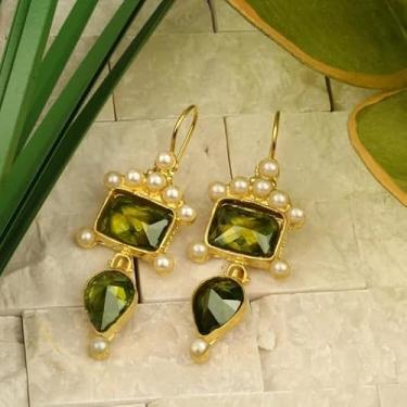 Imagem de 2 peças de brincos femininos com pingente geométrico verde quadrado em forma de lágrima imitação de pérola esmeralda luxuoso dourado adequado para reuniões diárias, viagens e férias