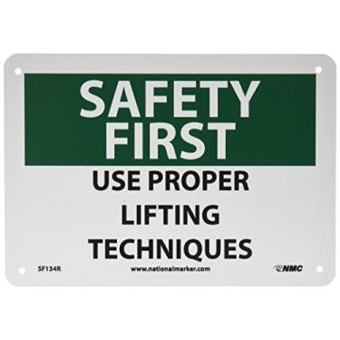 Imagem de NMC Placa SF134R OSHA, legenda "SAFETY FIRST - USE ADEQUES DE ELEVAÇÃO ADEQUADAS", 25,4 cm de comprimento x 17,8 cm de altura, plástico rígido, preto/verde em branco