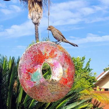 Imagem de DUSVALLY Alimentador de pássaros voando através de 23 cm H à prova de esquilos para jardim, sementes de pássaros selvagens, mosaico de vidro colorido para pendurar ao ar livre, alimentador de pássaros