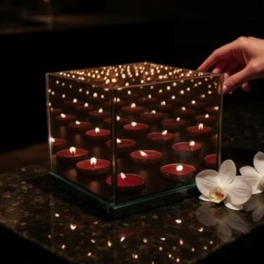 Imagem de Castiçal Infinity Mirror Tea Light com 4 compartimentos de tamanho votivo - Peça central refletiva de vidro com base de madeira para eventos e casamentos - Caixa de luz decorativa de chá - compatível