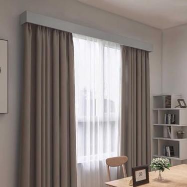 Imagem de Sistema de trilhos de cortina de janela ajustável premium de 4,3 m com saia de cobertura e 2 trilhos deslizantes removíveis, ideal para decoração de sala de estar (branca)