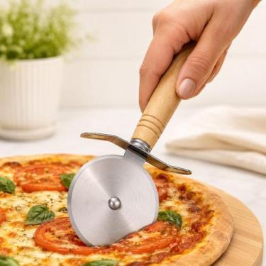 Imagem de Cortador De Pizza Roda Rodinha Inox Cabo Madeira Cozinha Gourmet Massa