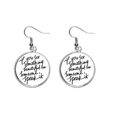 Imagem de Brincos femininos com citação "Something Beautiful in Someone Orelhas pendentes prateadas