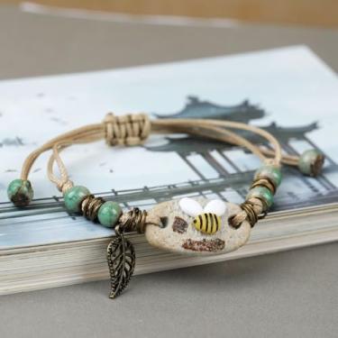 Imagem de Pulseira feminina de cerâmica feita à mão com pingente de abelha estilo boho corda ajustável com detalhes de folha e miçangas, joia inspirada na natureza, presente exclusivo para ela