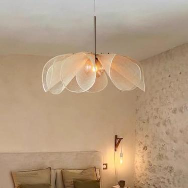 Imagem de Luminária pendente estilo francês creme com requintado design floral - Ideal para espaços minimalistas nórdicos e com toque vintage japonês. Ambiente sofisticado (Diâmetro 50cm)